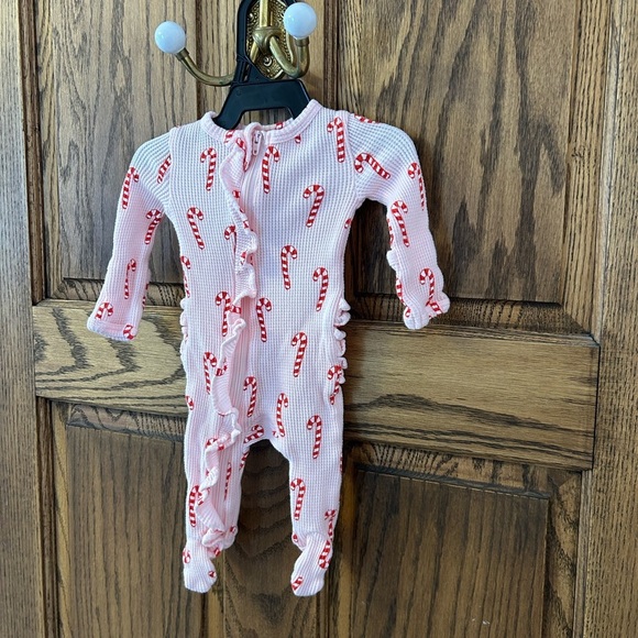 Spearmint Love Organic Waffle Candy Cane Christmas Newborn Ruffle Zip Footie - Picture 5 of 9